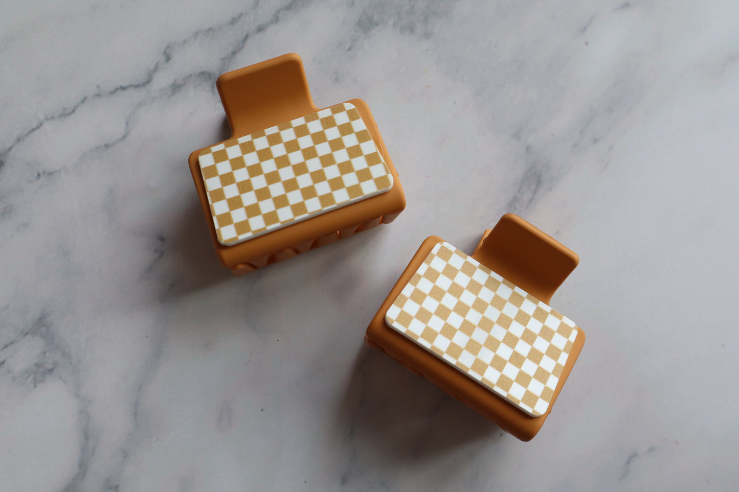 White & Tan Checkered Acrylic Small Claw Clip